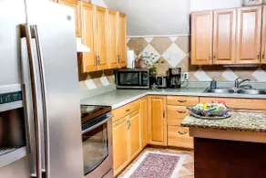 Cozy 3 Bedroom, Steps from Downtown, Free Parking - Image 4
