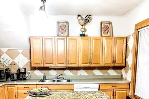 Cozy 3 Bedroom, Steps from Downtown, Free Parking - Image 5