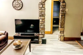 Cozy 3 Bedroom, Steps from Downtown, Free Parking - Image 3