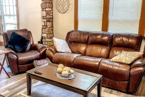 Cozy 3 Bedroom, Steps from Downtown, Free Parking - Image 2