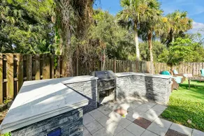 Poolside Oasis w/ Tiki bar! 25min – Cocoa Beach - Image 4