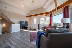 Enchanting 3 Bedroom Home with Space Needle Views! - Image 4