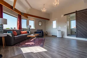 Enchanting 3 Bedroom Home with Space Needle Views! - Image 3