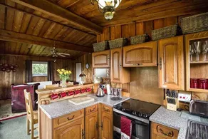 'Gillians Bower' Idyllic Cedar Lodge with Hot Tub - Image 3