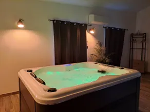 Cozy house with indoor hot tub - Image 3
