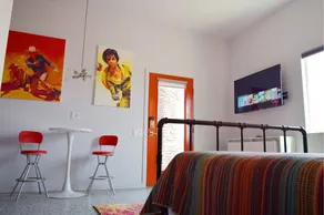 Cute modern 1 bedroom guest house w/ private patio - Image 5