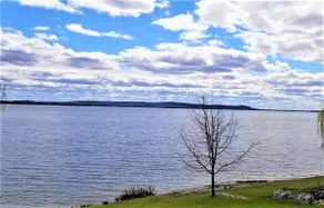 Renovated lakeside cottage with pool - Image 3