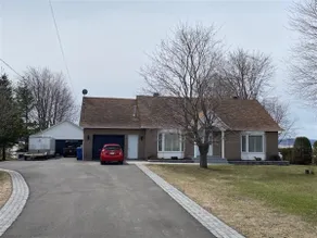 Renovated lakeside cottage with pool - Image 2