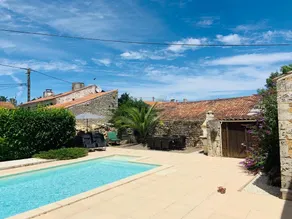 Beautiful Farmhouse with private pool & open barn - Image 3