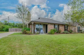 Charming 3 bedroom home with pool - Image 3