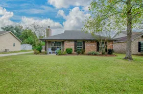 Charming 3 bedroom home with pool - Image 2