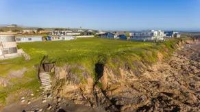 Cozy cottage on a full ocean-front acre - Image 4