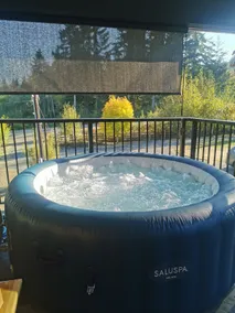Guesthouse with hot tub and private entry - Image 4