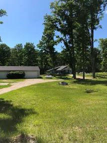 Spacious 4 bedroom home with free parking - Image 3