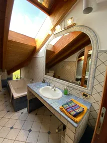 Lake view apartment with swimming pool - Image 4