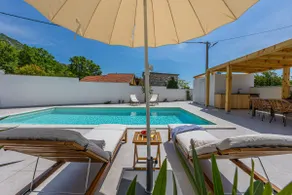 Luxurious contemporary villa with private pool - Image 2