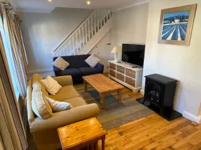 Salisbury house - free off street parking & garden - Image 2