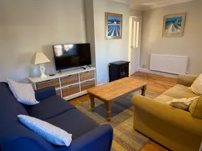 Salisbury house - free off street parking & garden - Image 3
