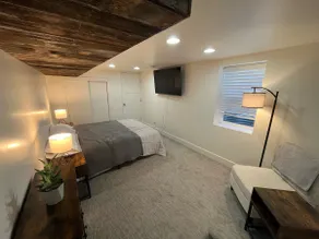 Updated 1 bedroom apartment with kitchen/laundry - Image 5