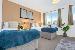 4 Bedroom 3.5 Bathroom House • Free Parking • Fast Wifi • Smart TV - Image 2