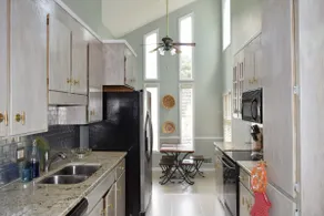 4 bedroom close to lake, downtown, mall - Image 3