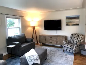 Light filled Two Bedroom House - Image 2