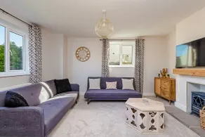 Stunning 3 Bedroom Home with Free Private Parking - Image 2