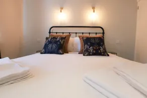Stunning 3 Bedroom Home with Free Private Parking - Image 5