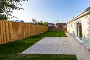 Stunning 3 Bedroom Home with Free Private Parking - Image 4