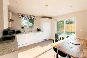 Stunning 3 Bedroom Home with Free Private Parking - Image 3