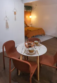 Modern 1-Bed Guesthouse in Heart of Highland Park - Image 2