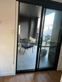 CBD Elizabeth St Modern Townhouse - Secure Parking - Image 4