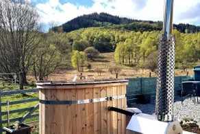 1 bedroom guest house with wood fired hot tub - Image 2