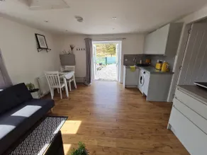 1 bedroom guest house with wood fired hot tub - Image 5