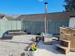 1 bedroom guest house with wood fired hot tub - Image 3