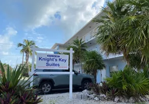 Knight's Key Suites Deluxe King Room w/ Kitchen - Image 5