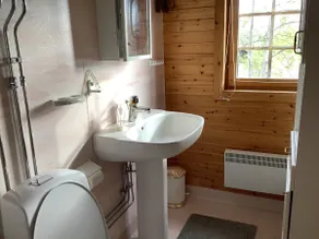 Cozy accommodation close to water and nature - Image 3