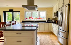 Bright, modern, 4-bedroom south-end home perfect for friends and family - Image 4