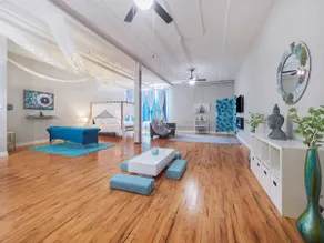 Zen Den Downtown loft W/KING BED & massage table - Image 3