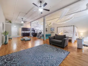 Zen Den Downtown loft W/KING BED & massage table - Image 2