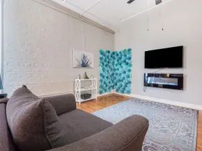 Zen Den Downtown loft W/KING BED & massage table - Image 4