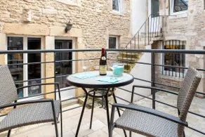 Only establishment facing the hospice de beaune - Image 2