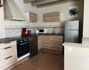 Cozy home with free parking - Image 2