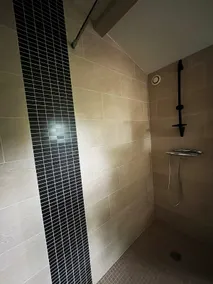 Cozy home with free parking - Image 5