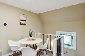 Cheerful Central District Duplex: Upstairs - Image 4
