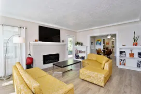 Cheerful 3 bedroom with an entertainer's backyard - Image 3