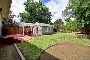 Cheerful 3 bedroom with an entertainer's backyard - Image 2