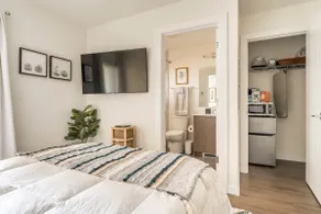 Free Parking, Light Rail, Stadiums, Private Suite! - Image 2