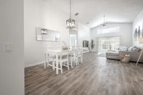 Newly Renovated 4 BR/2B Riverview Oasis w/ King 🛏 - Image 2