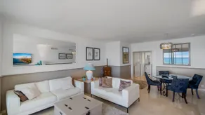 Beach-line apartment with 3 bedrooms in Estepona - Image 2